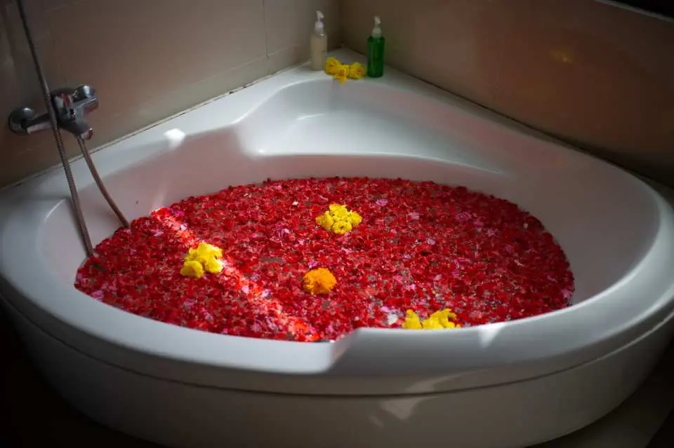 从身体磨砂到热石疗法，每项护理都旨在呵护和焕活身心，让您感觉神清气爽。