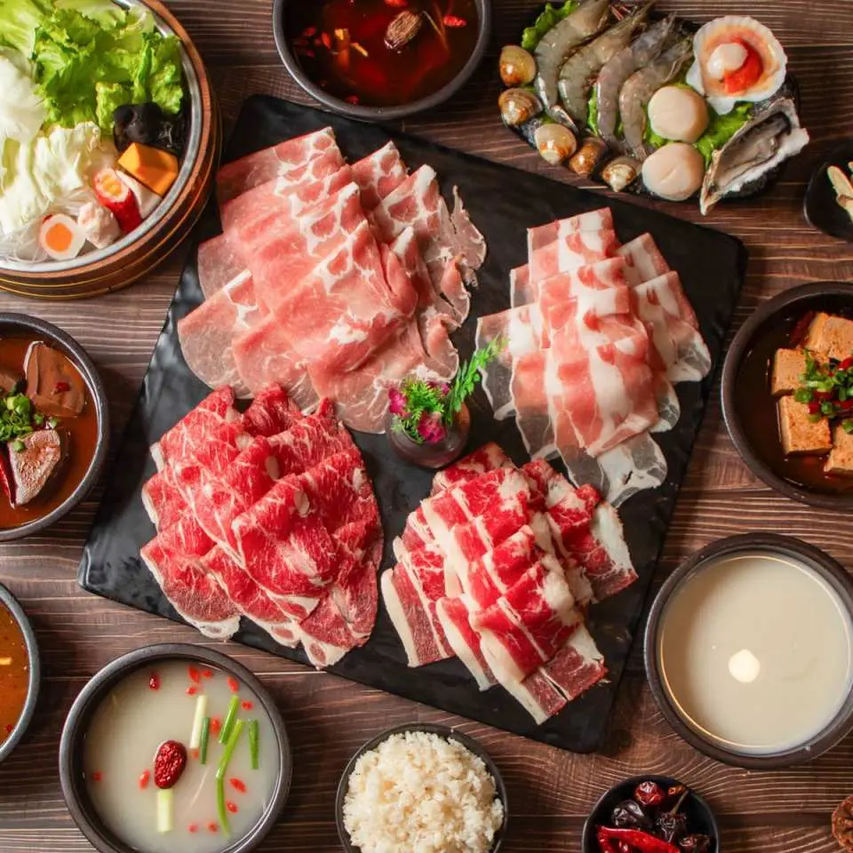 菜單必點：極盛肉魂拼盤、龍蝦海老船、極盛波士頓龍船