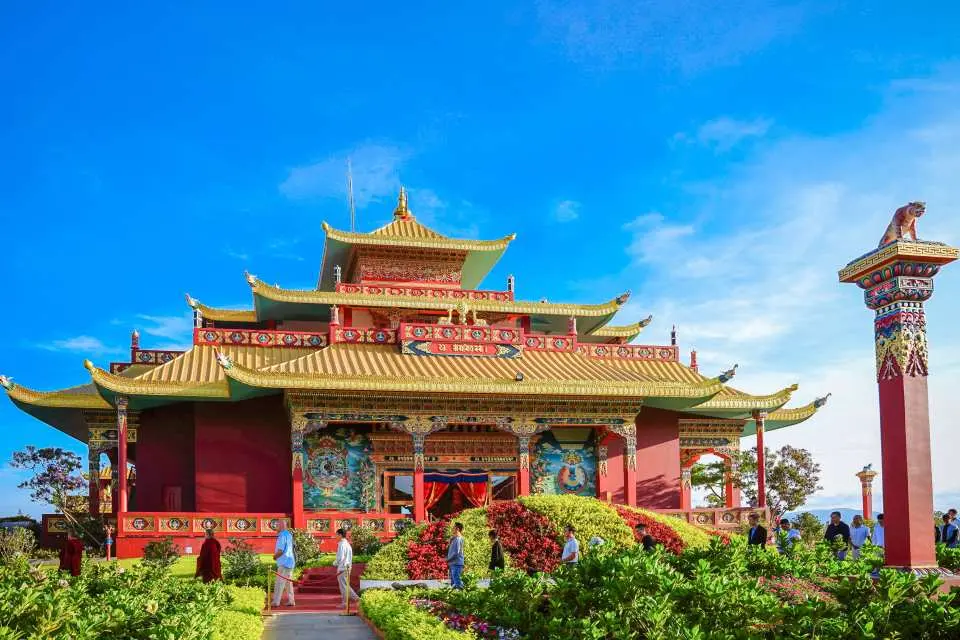 大叻Samten Hills宏伟佛教寺庙群与花园，游客体验精神心灵培育，享受宁静祥和氛围。