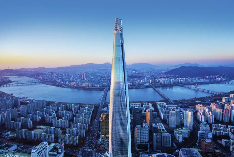 樂天首爾天空是首爾著名的觀景台和旅遊景點。位於樂天世界塔 123 層，可 360 度全景欣賞首爾美麗的城市景觀。