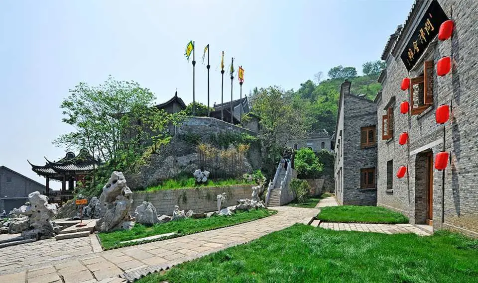 西津渡古街位於鎮江城西的雲台山麓，是依附破山棧道而建的歷史遺跡。西津渡古街是鎮江文物古蹟保存最多、最集中、最完好的地區，是鎮江歷史文化名城的「文脈」所在。西津渡自三國時期便是渡口碼頭，後因江岸逐漸北移，渡口早已不在，只留下了西津渡古街擱在雲台山的山腰上。