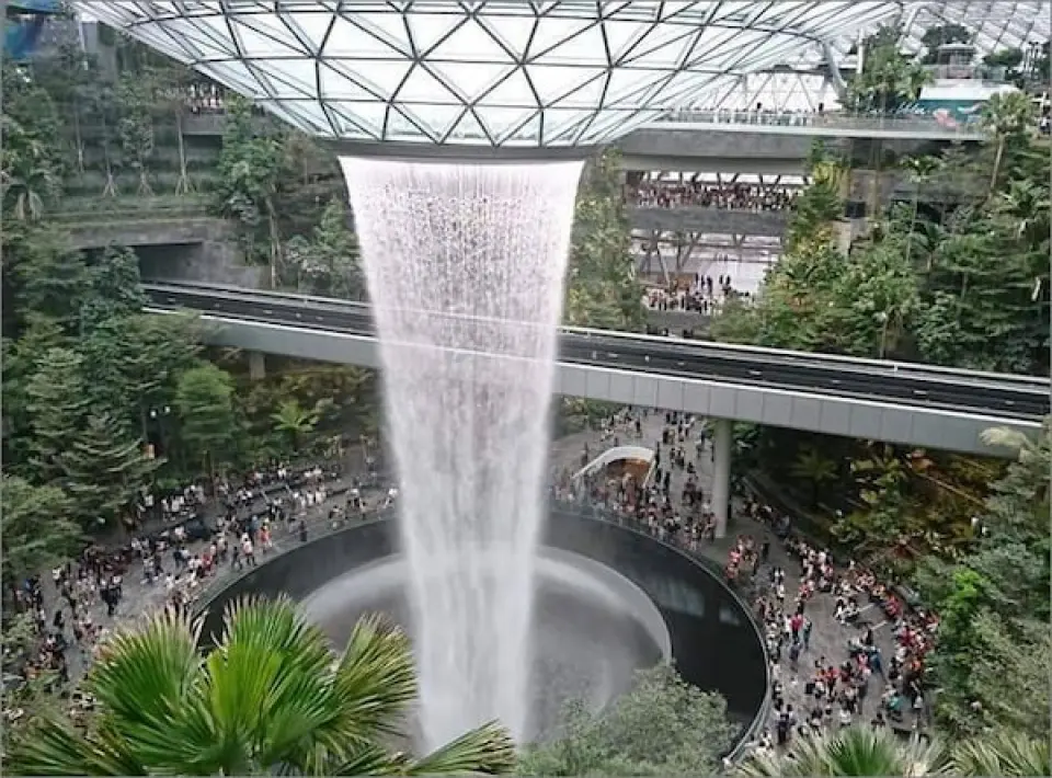 【桃園／新加坡〉星耀樟宜〉小印度知性之旅〉魚尾獅公園〉濱海灣花園(超級樹)〉濱海灣金沙娛樂城(螺旋橋+精品名店)〉新山】