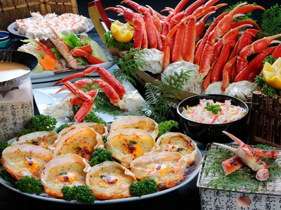 原田农场螃蟹吃到饱的丰盛餐点，除了新鲜蟹腿，还有美味的烤蟹盖、蟹肉寿司等，体验日本冬季海鲜。