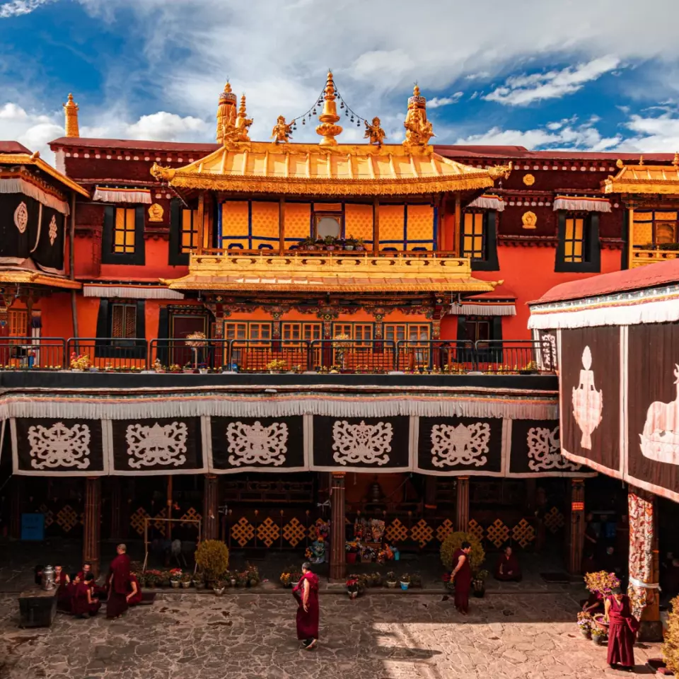 【大昭寺】
大昭寺是藏傳佛教信徒心中的聖地，有“到了拉薩不去大昭寺，就等於沒到過拉薩”之說。融合藏、唐、尼泊爾與印度風格的建築獨具魅力，寺內供奉的釋迦牟尼12歲等身像更是佛教界的至高之寶。進入大昭寺，感受轉經者虔誠的信仰氛圍，每一個角落都在訴說西藏的歷史與傳統。