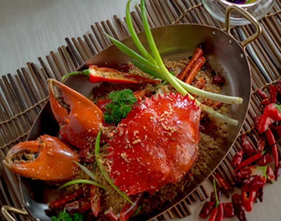特色菜肴：避风塘蒜香炒昆士兰大肉蟹