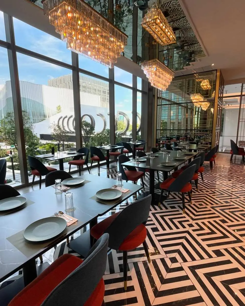 อิ่มอร่อยกับบุฟเฟต์นานาชาติในบรรยากาศหรูหรา พร้อมชมทัศนียภาพกรุงเทพฯ แบบพาโนรามา