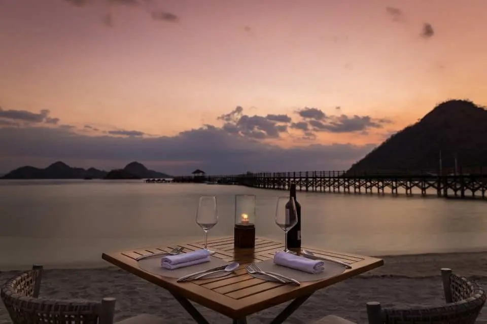 Dine by the shore with the sound of waves crashing, giving you an idyllic beachside experience at Kisik Restaurant.