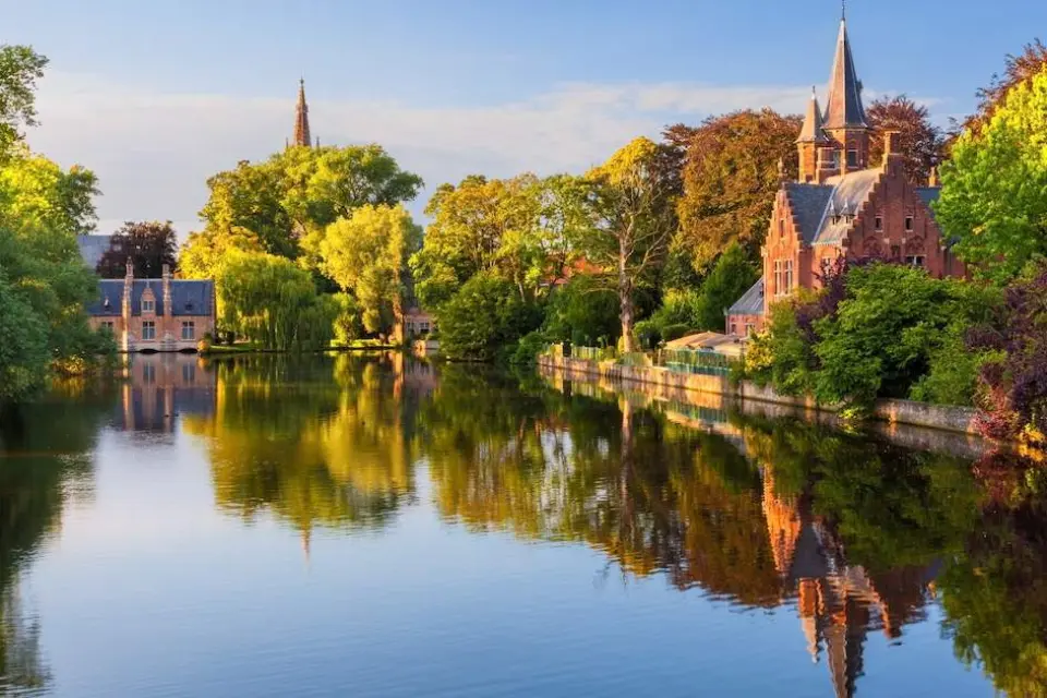 【巴黎〉297公里〉布魯日Bruges〉照●愛之湖Minnewater〉照●布魯日皇家貝居安會院Begijnhof〉照●布魯日歷史中心〉照●布魯日鐘樓Belfort〉比利時淡菜鍋+鬆餅不●〉布魯日古城區旅館】