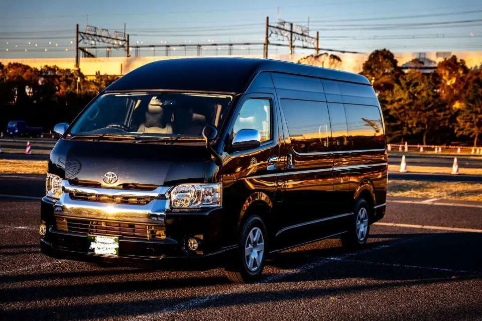 日本關東包車一日遊，豪華黑色專屬包車，提供舒適便捷的私人接送服務，輕鬆暢遊關東。