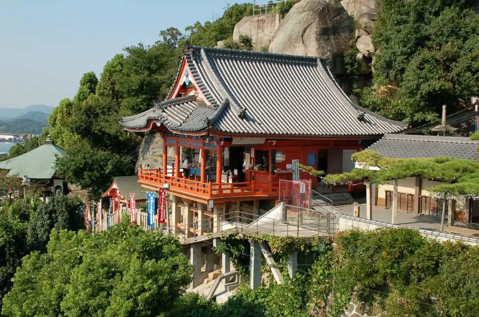 俯瞰尾道山陽賞櫻名所千光寺，紅色寺廟建築與翠綠山林相映，遠眺城市與瀨戶內海風光。