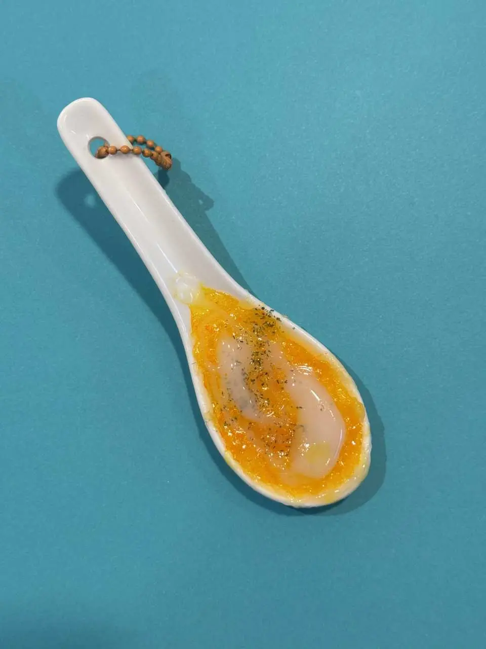 京都食品樣品DIY課程成果，白色湯匙內閃耀著金粉的透明飲料模型，製作簡單，30分鐘即可完成，帶回家紀念。