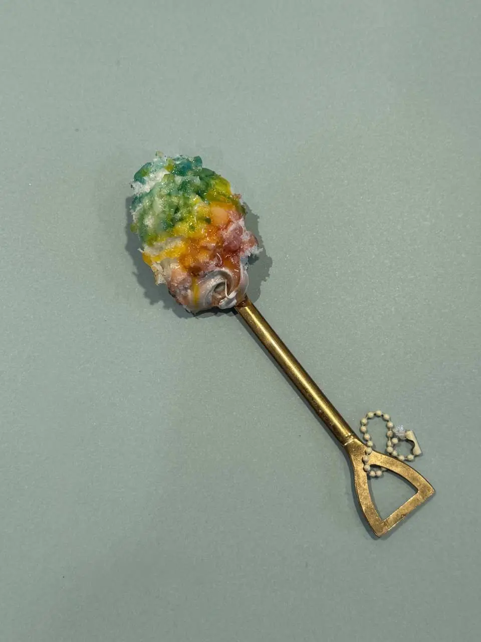 京都金閣寺食品樣品體驗，金屬小鏟上精緻多彩的彩虹甜點模型，可自選顏色與裝飾，製作獨一無二的伴手禮。
