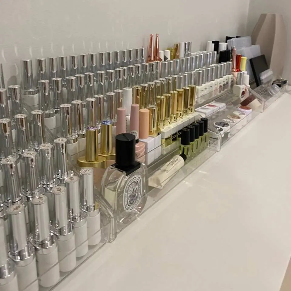 ชุดผลิตภัณฑ์ยาทาเล็บและเจลสีสันสดใสที่จัดแสดงอย่างเป็นระเบียบที่ Luna Nail Studio ใน OUG พร้อมให้บริการเพ้นท์เล็บแบบเฉพาะบุคคลสำหรับผู้หญิง