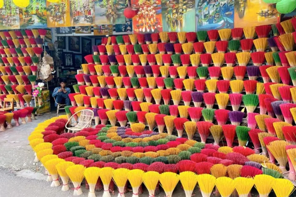 【順化〉入●順化大內阮氏皇城〉入●人力三輪車遊順化皇城〉照●順化製香古村〉峴港】