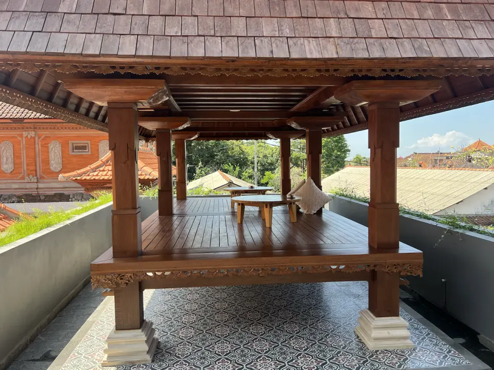 峇裡島Arnadi工作坊附近一座美麗的傳統巴厘島木製涼亭，雕刻精緻，地板花紋獨特。