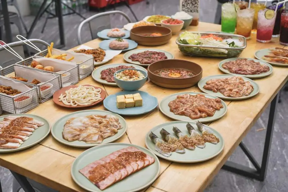 ดื่มด่ำไปกับประสบการณ์ Mookata ขั้นสุดยอดกับเซ็ตหมู เนื้อวัว และอาหารทะเลที่เสิร์ฟบนจานอันน่ารับประทาน - มีเฉพาะที่ Cafe Mookata Ari เท่านั้น