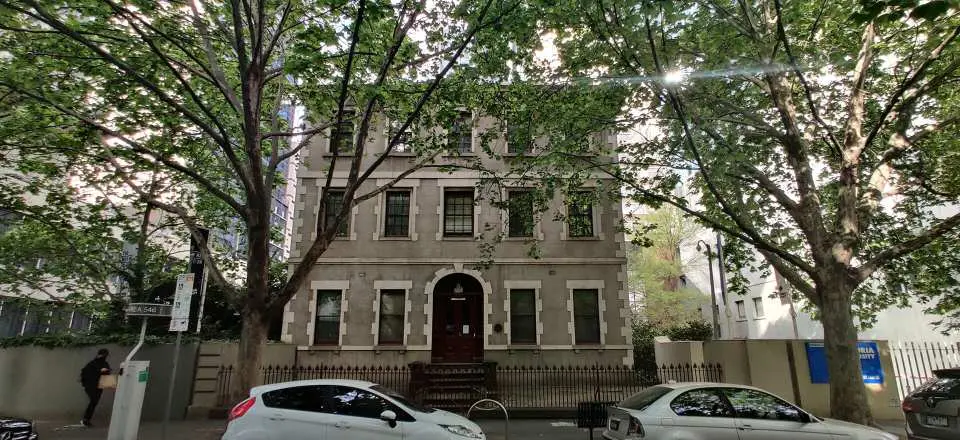 在約翰史密斯故居 (John Smith House) 拍照留念，這是一部罕見的喬治亞殖民風格建築傑作