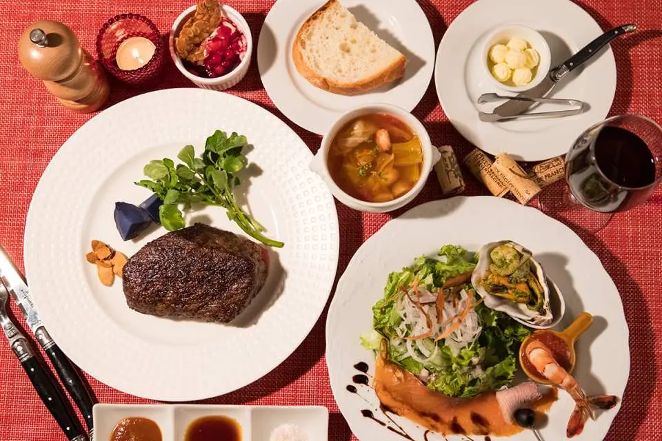 定食は赤身肉かリブロースが選べます