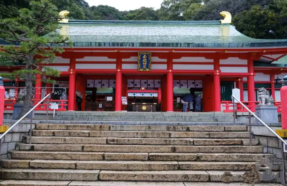 Akama Jingu Shrine is a shrine dedicated to Emperor Antoku who died during the Battle of Dan-no-ura. The red and white gate is also one of the famous photography spots in Shimonoseki.
