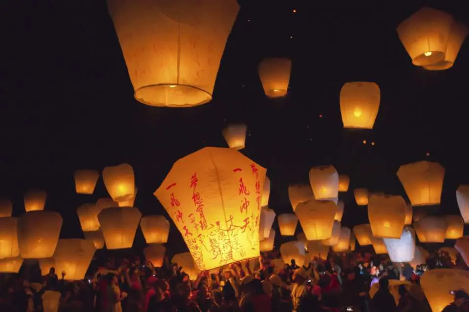 2025 平溪天燈節，一同點燈許願，望著向天空飛去的燈籠祈福