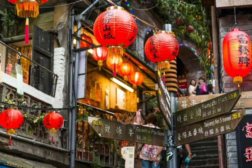 極具魅力的山城小鎮—九份，坡上獨特風味的舊式建築，在電影「悲情城市」的取景下，吸引許多影迷前往。再加上九份的茶樓激似宮崎駿電影「神隱少女」的場景，近年來更是吸引許多日本遊客前來朝聖。