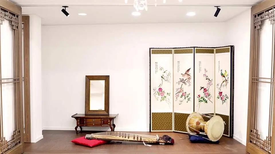 展示韓國傳統伽倻琴、長鼓和華麗屏風的教室內部，營造出濃厚的韓國音樂文化氛圍，提供沉浸式體驗。