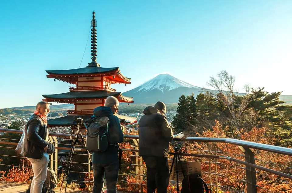 Du khách tại đài quan sát công viên Arakurayama Sengen, chiêm ngưỡng tháp Chureito Pagoda biểu tượng và núi Phú Sĩ phủ tuyết giữa sắc thu vàng rực.