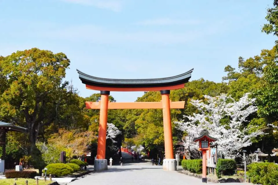 「宇佐神宮」曾被CNN評選為「日本最美風景之一」，是宇佐最具代表性的地標。 全日本大約有4萬4千多間「八幡宮」，而這些八幡宮的總本宮就是宇佐神宮。神宮建造於725年，被視為神佛習合的發祥地之一，神佛習合持續了數個世紀之久，相關宗教儀式都由神職人員和佛教僧侶共同主持完成，直到1868年明治政府頒發神佛分離令才告終結，隨後神宮域內的所有佛教建築都被移除，變成單純的神道教設施，但仍保有許多文化上貴重的建築物，正殿更被指定為國寶。神宮的腹地廣大且坐落於原生森林裡，面積比東京巨蛋還要廣闊，且擁有大片的森林，來到宇佐神宮有讓人精神放鬆的療癒效果，並且在四季皆有不同的看點，任何季節來宇佐神宮都能感受到其魅力。