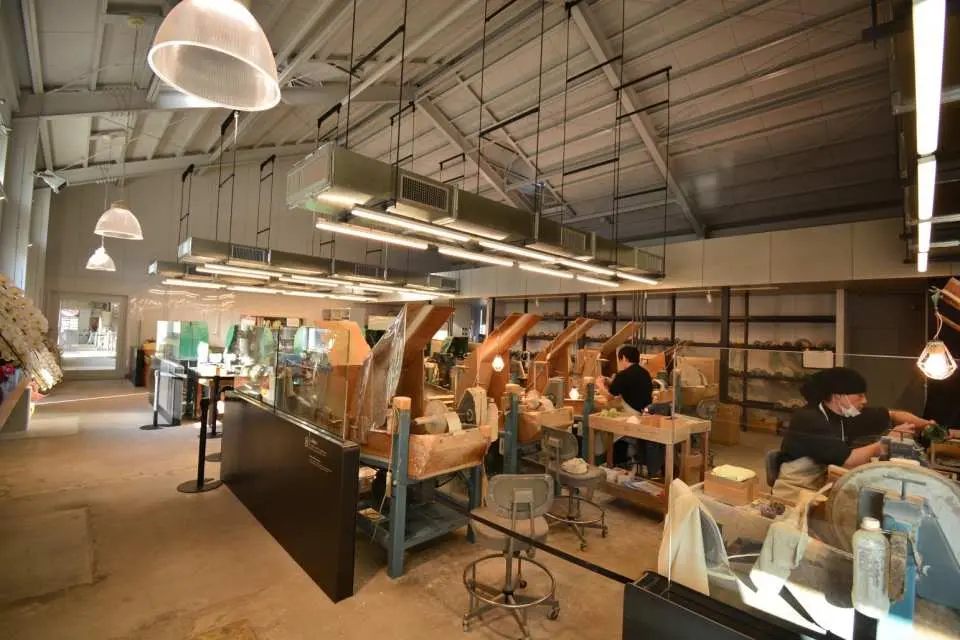 薩摩切子工坊：在附設的工廠裡，可以參觀薩摩切子的製作過程，其特點是色彩鮮豔，剪裁精。1999年被登録為國家的登録有形文化財。
