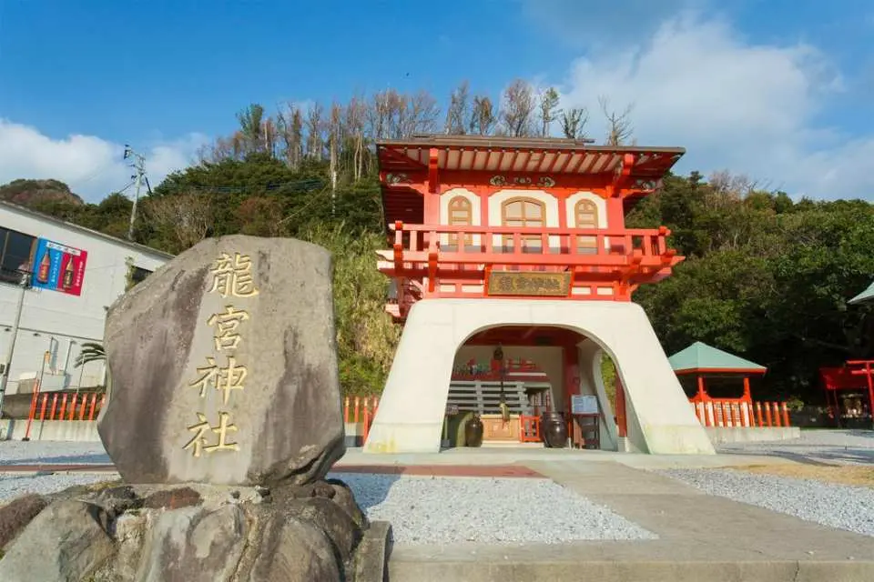 龍宮神社：位於被稱為龍宮傳說發祥地的長崎鼻岬的神社，供奉著豐玉姬。作為浦島太郎和乙姬相遇的地方而受到人們的歡迎，被稱為姻緣之神。