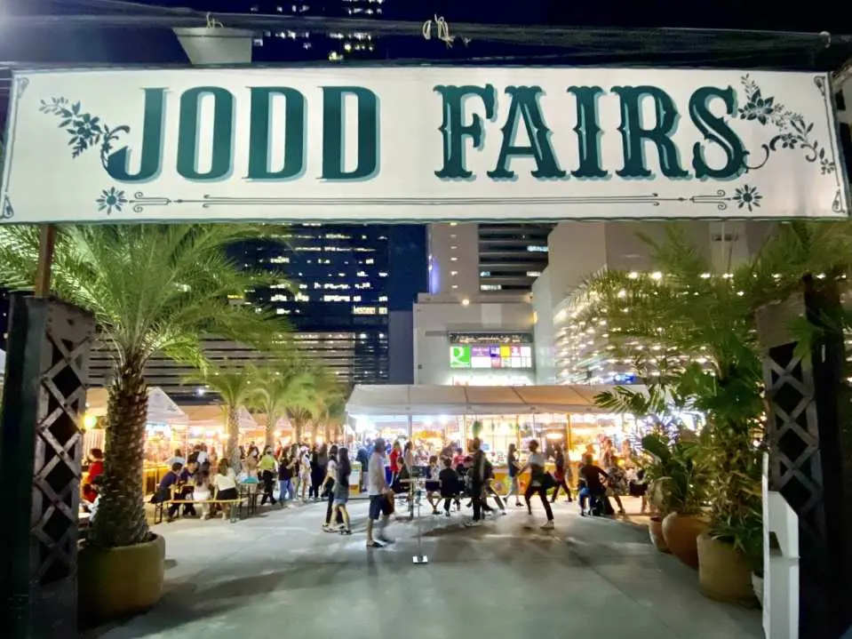 在喬德夜市 (Jodd Fairs Night Market) 購買紀念品，品嚐令人垂涎的街頭小吃，體驗曼谷活力四射的夜生活。