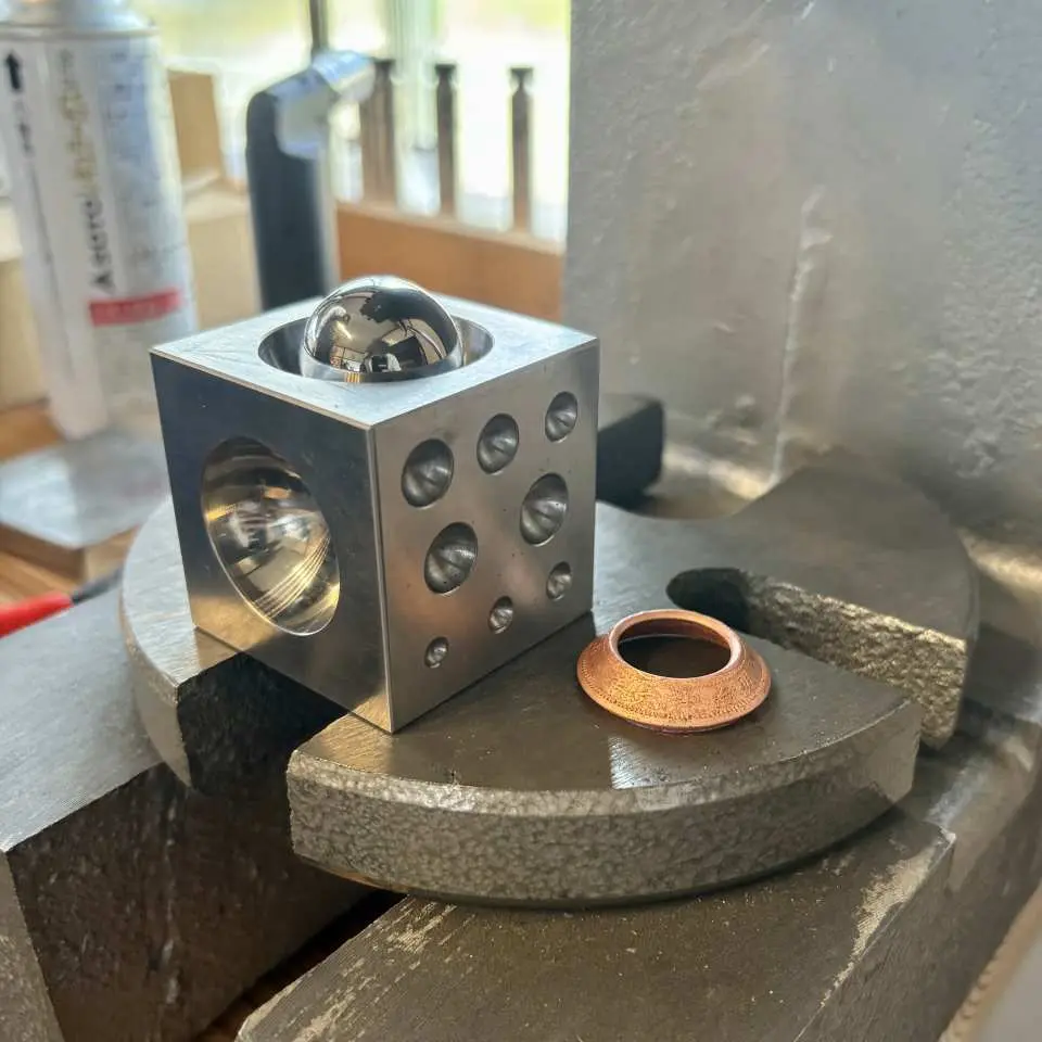 長野市のコインリング制作講座で、金属成形ツールと加工を待つ銅製のリングブランクが展示されており、専門講師の指導が反映されています。