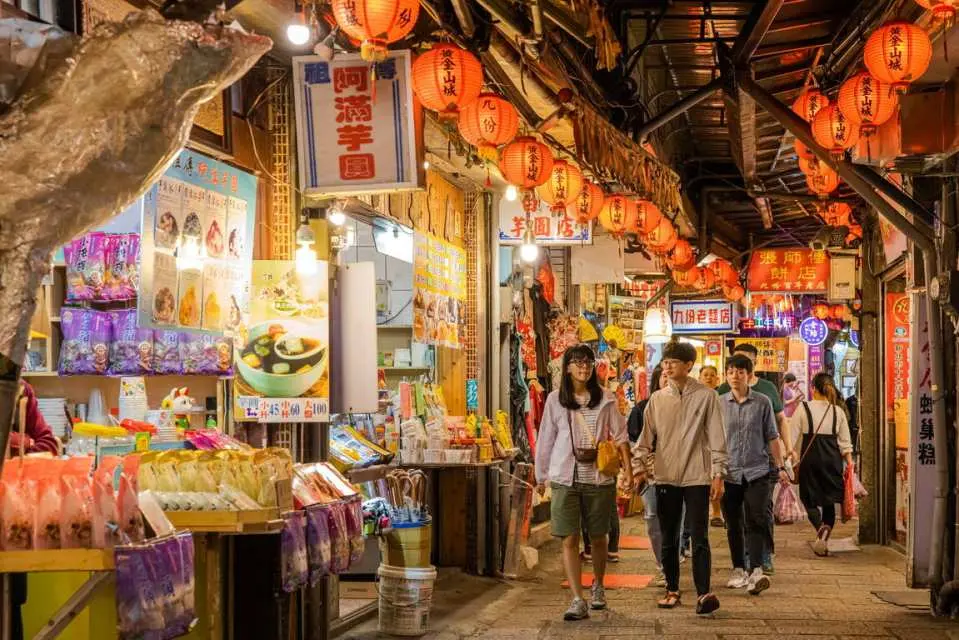 九份老街：沿山坡缓缓向上的九份老街，狭小街道汇聚各式店家，传统美食香气扑鼻，一定要品尝芋圆、肉圆、草仔粿等九份经典小食，还有小巧可爱的古董玩物、富台湾特色的纪念好礼，带给旅客琳琅满目的购物选择。旅客可在蜿蜒的九份巷弄中探险，从不同角度欣赏九份之美。
