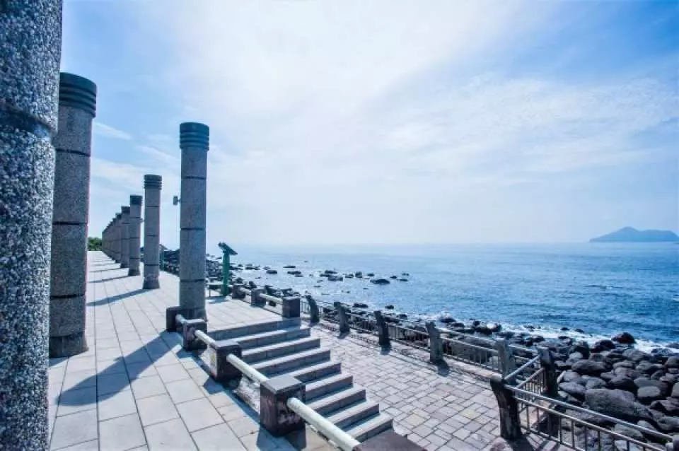 北关海潮公园：壮观礁岩浪花、绝美海天一色、龟山岛全景及火车奔驰穿梭，想同时享受这些美景，一饱眼福，就来趟北关海潮公园吧！