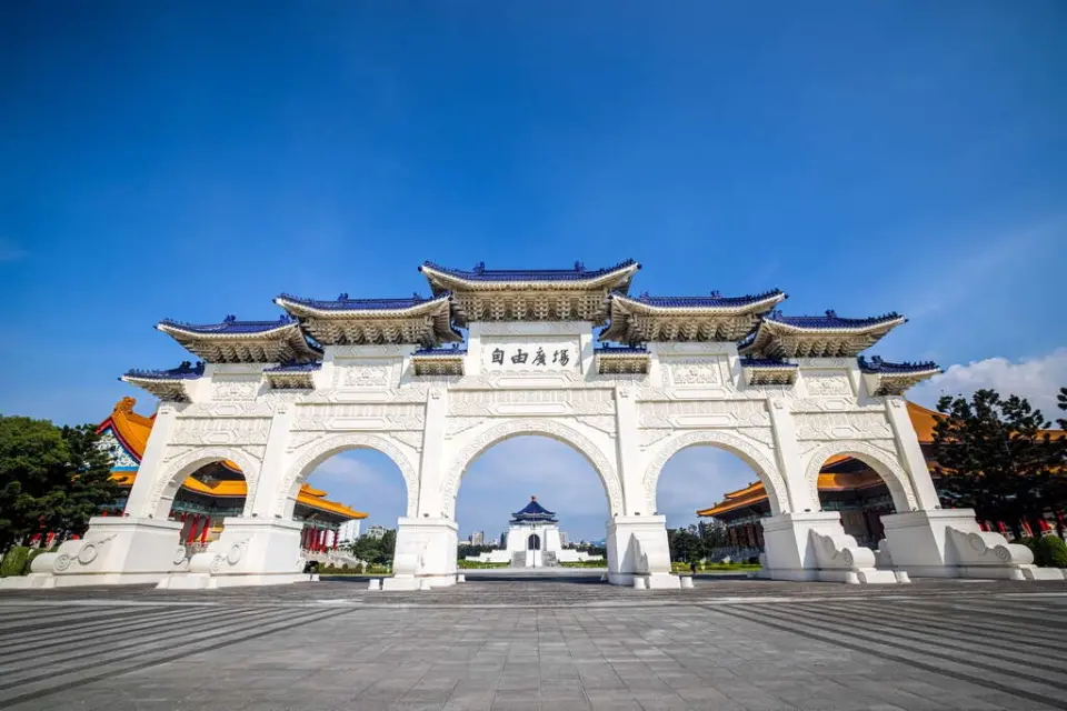 中正纪念堂：纪念堂采用的蓝白两色，是国旗上面主要的颜色，纪念堂顶部天穹的装饰是青天白日12道光芒，铜像朝西面对总统府和中国大陆，其中都有特殊的意义。随着民主演进思想开放，纪念堂前的广场已成了民主运动的集会场。