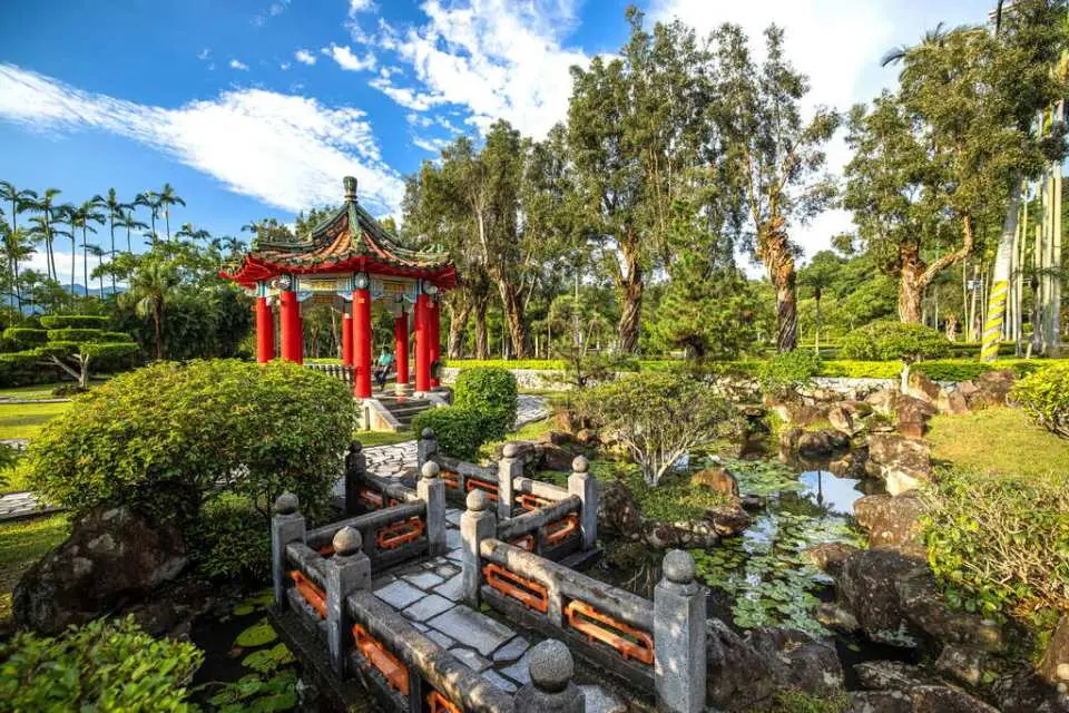 士林官邸：公园约占地12.9公顷，因所在地紧邻中山北路，可快速直达总统府，并被福山山系所环抱，优越的地势、绝佳的地理位置，故自民国三十九年起成为先总统蒋公日常起居之官邸使用。也因官邸设立于此的缘故，邻近区域严禁改建及新建，使得官邸公园能维持原有的自然景观，虫鸣鸟叫、景色秀丽，是近郊休闲游憩的绝佳场所。