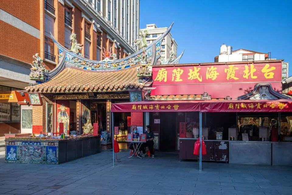 大稻埕老街：迪化街最早有商店出现，是在西元1851年。两年后，艋舺地区的泉州同安人在迪化街纷纷建起商店，形成「中街」。到了日治时期以南北杂货、茶行为主，之后米业和布匹、中药等也逐渐占有一席之地。之后随时代演进，街景、房屋的外观有极大的改变，从朴实的闽南式店铺繁复华美的巴洛克式装饰，逐渐演变成今日风貌。