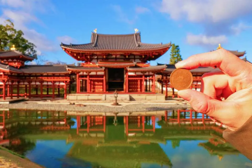 Holding a 10-yen coin, let the image of Phoenix Hall gradually overlap with the design on the coin, capturing this cultural encounter across time and space, and taking a super fun photo.