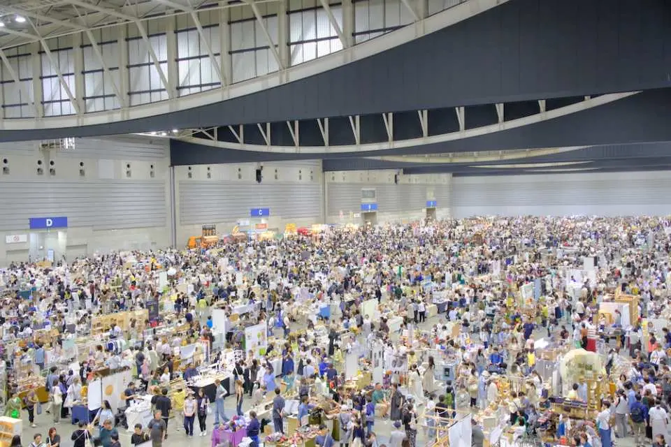 イベント当日は小さなお店が会場を埋め尽くします！（ヨコハマ会場の様子）