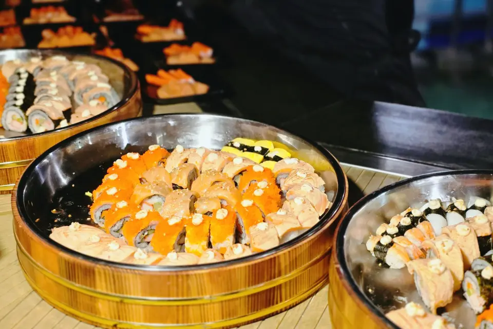 チャオプラヤー川沿いをクルーズしながら、おいしいタイ料理、世界各国の料理、作りたての料理など、多彩なビュッフェをお楽しみください。