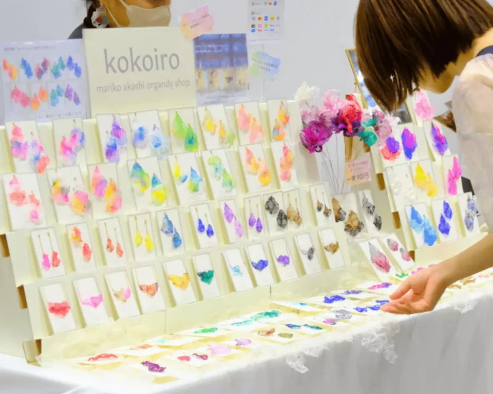 実際に作品を手にとって見ることもできます