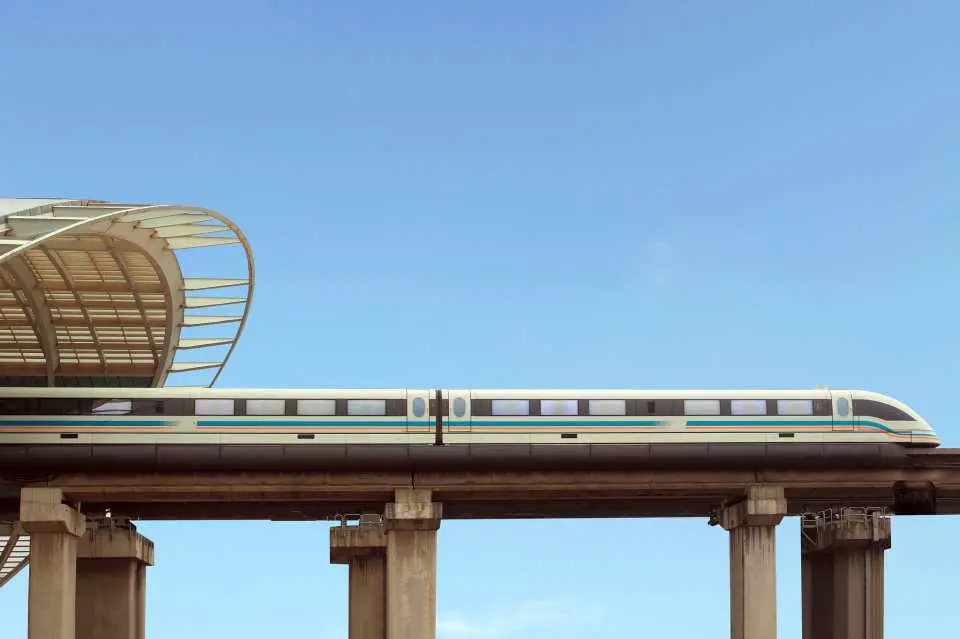 上海磁浮列車喺蔚藍天空下高速行駛於獨特嘅高架軌道上，代表軌道交通嘅尖端科技。