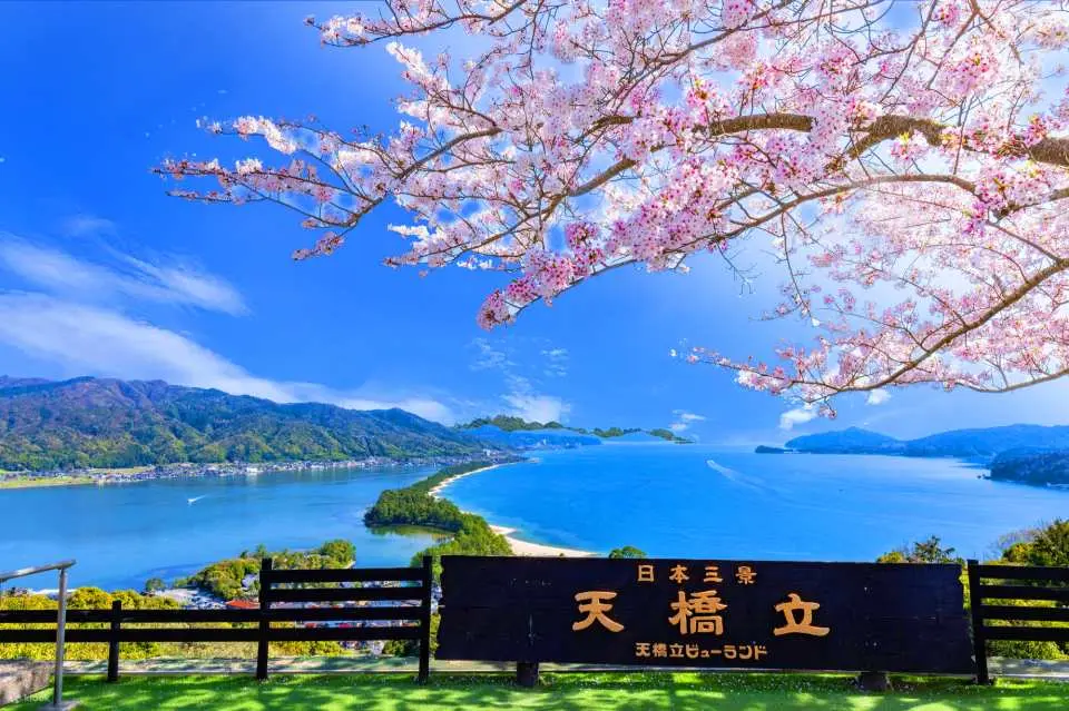 Amanohashidate, a sandbar that connects the azure sea and sky like a flying dragon, is hailed as one of the three most scenic spots in Japan.