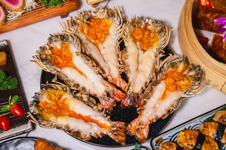 柔らかい刺身からスモーキーな川のグリルエビまで、Charoen Rung Rueangはシーフードへの欲求を満たす食事体験を提供します。