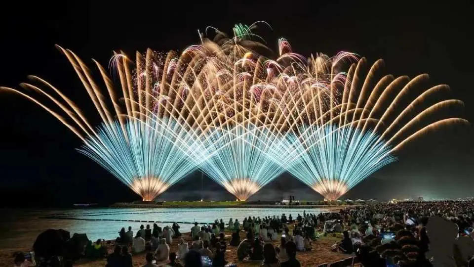 沖繩琉球海炎祭，是日本第一場夏季花火大會，花火，音樂，沙灘，海邊看花火，浪漫至極