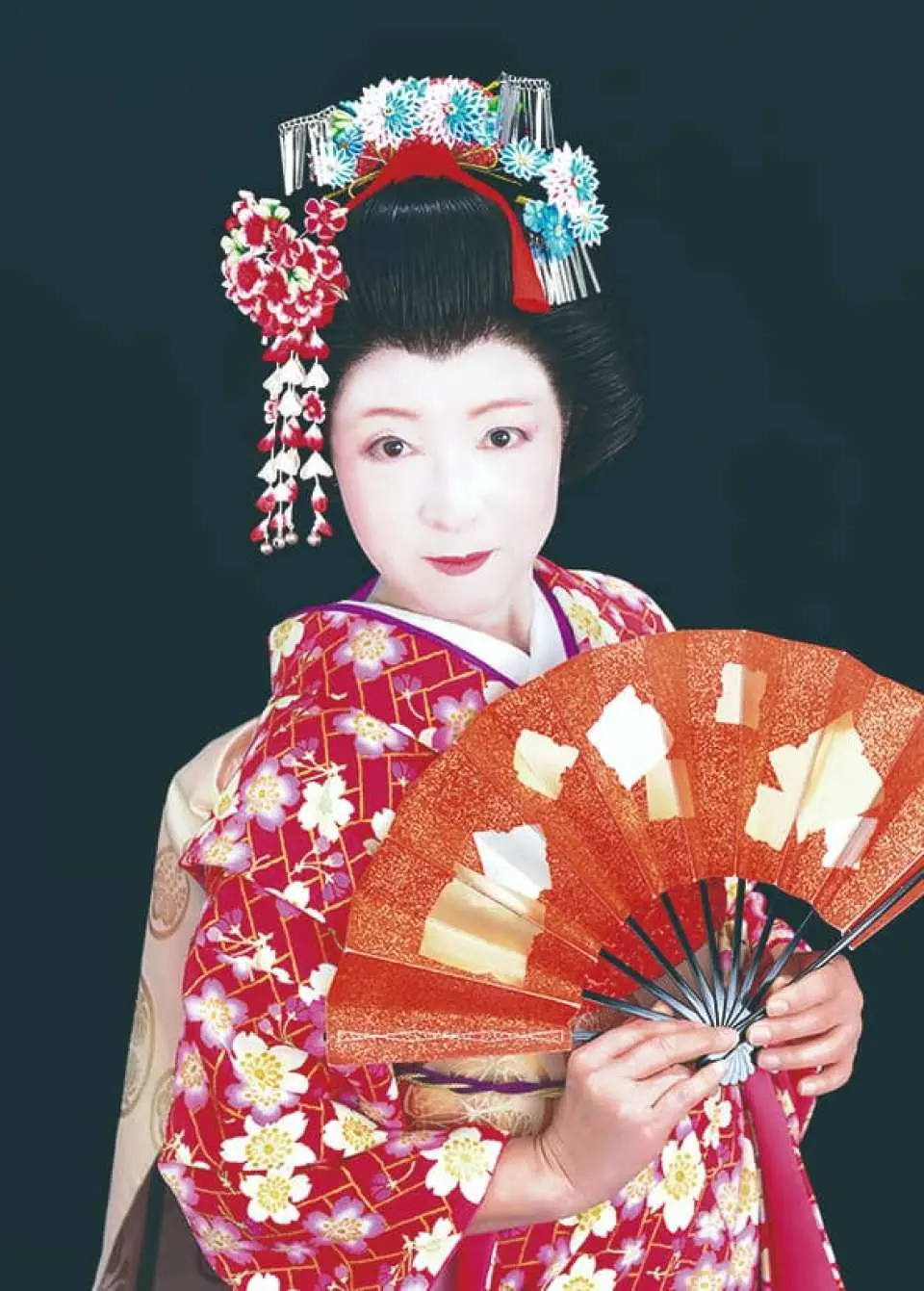 體驗日本傳統藝妓之美，身穿精緻手繪友禪和服，搭配細膩妝容與古典髮髻，手持摺扇，展現優雅姿態，非常適合社交媒體分享。