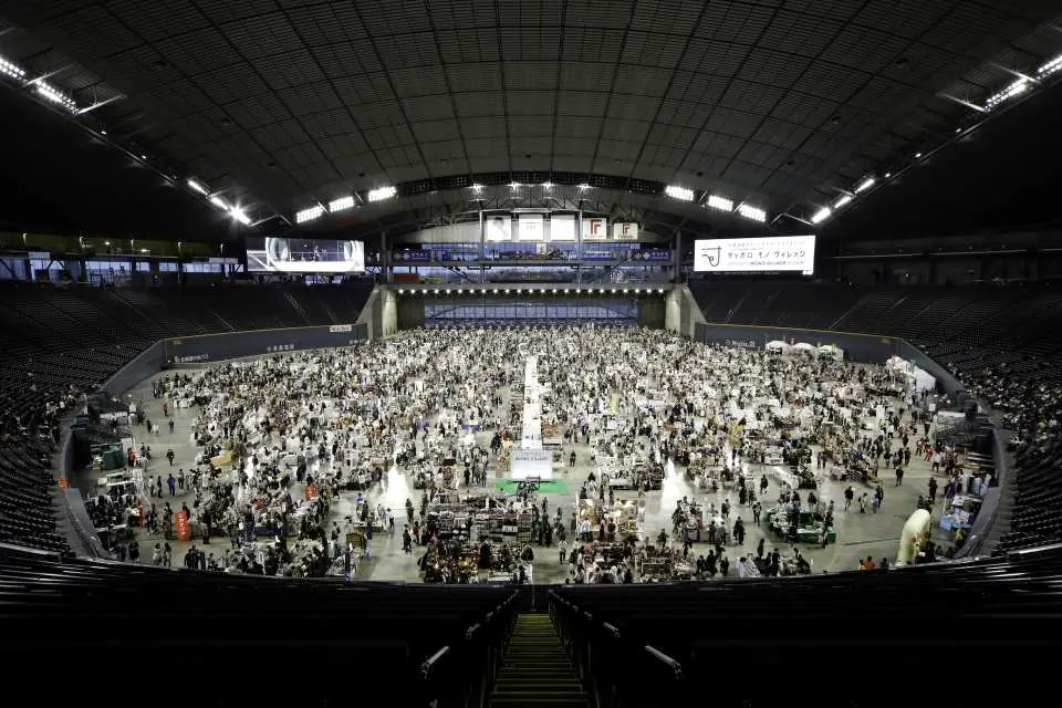 The Sapporo Mono Village handmade festival held inside Hokkaido's Sapporo Dome, with tens of thousands of people filling the lively venue, enjoying the treasure hunt.