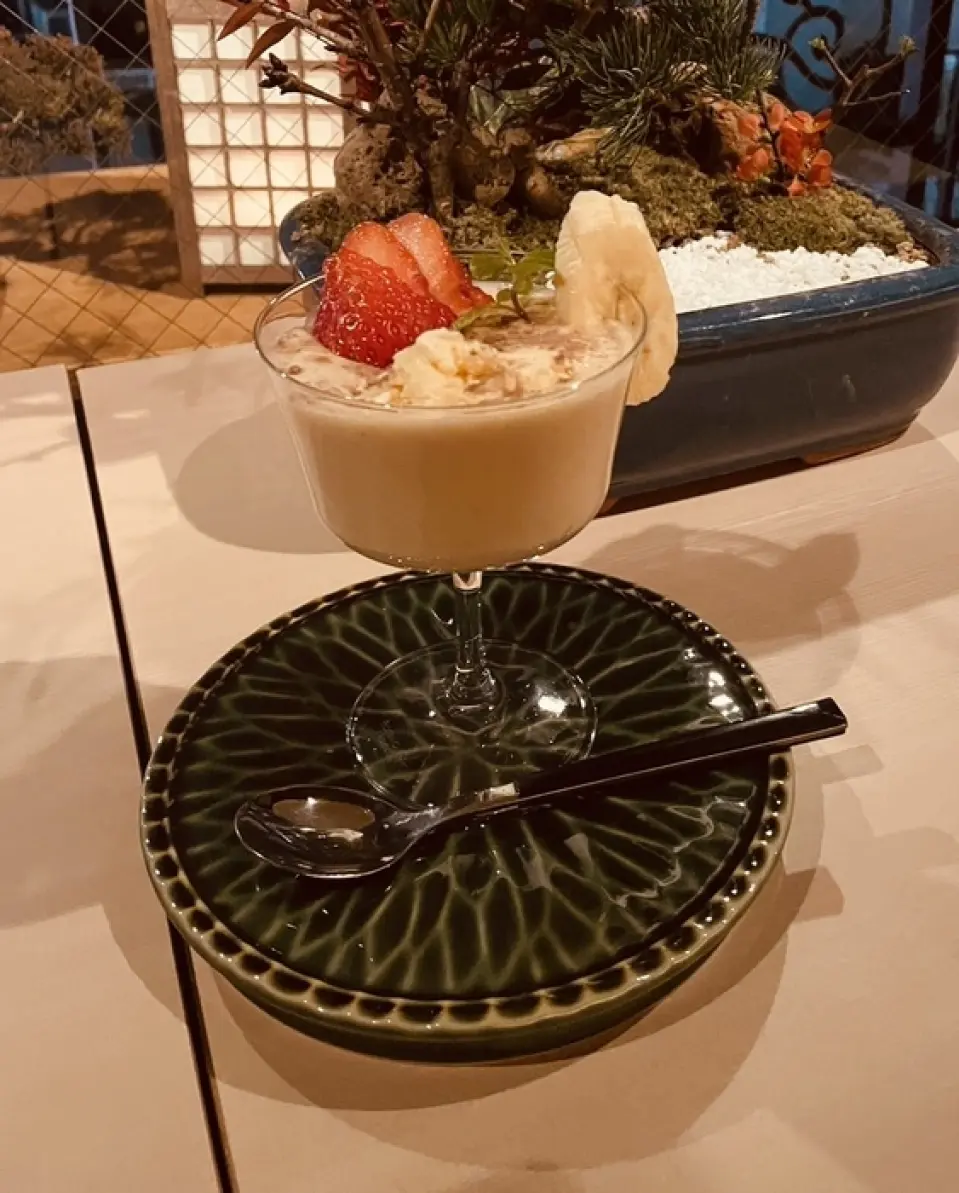 在本餐厅，您可以享用使用日本食材和汤料调制的鸡尾酒。饮品种类丰富，颇具吸引力，包括使用紫苏叶制作的代基里酒、充满杜鹃花香气的马提尼酒以及带有抹茶香味的蚱蜢酒。我们将根据您的喜好定制每件商品。根据您的订单，我们还可以制作像照片中这样的甜点鸡尾酒。为什么不尝试和调酒师一起调制一杯新饮料呢？