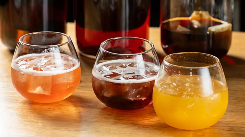 我们推荐的菜肴是白兰地汽水。我们的季节性白兰地汽水会随着季节而变化，目前我们有云州橘子、法国大吉岭，春天我们有甘尾柑、伯爵茶和柚子苹果等柑橘类水果。其中，红茶等香型茶颇受青睐。除了10种白兰地以外，还有20种以上的酒类，请尽情搭配自己喜欢的饮料享用吧♪