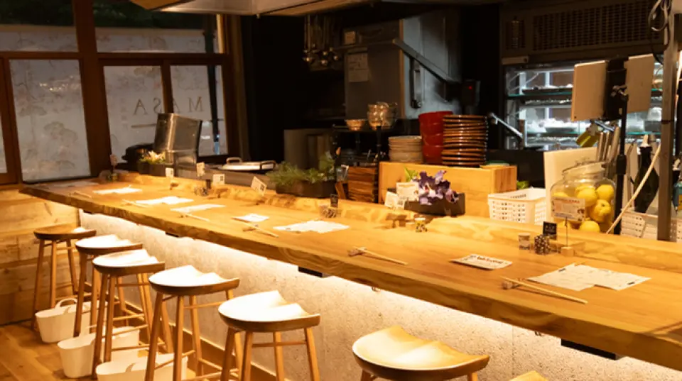 本店位於距離山陽姬路站步行7分鐘的鹽町水晶橫丁東館1樓。商店內部營造出融合木材的溫暖與現代設計的時尚空間。我們可以滿足各種場合的需求，從在俯瞰沉浸式開放式廚房的櫃檯座位上喝一杯，到在餐桌或私人房間裡舉辦宴會。如需私人租賃，請透過電話聯絡我們。與朋友一起享受輕鬆的時光。